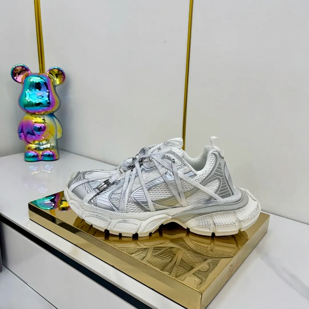 👟👟Ex-factory price 820👟👟 Balenciaga Balenciaga's latest popular 9th generation 3XL Sneaker Spider-Man series, couple's dad shoes, original purchase, development and production. Balenciaga 3XL Sneaker's overall shoe shape draws on the creative ideas of Balenciaga Track and Balenciaga Runner. It is equivalent to removing the outer frame of the Track shoe body while inheriting the streamlined shape and shape of the Runner. Track flat toe, new color matching, the entire shoe body is integrated into the spider binding shoelace design decoration, the exaggerated shape is more prominent. Fabric: original customized imported technical fabric + mesh inner lining: original customized breathable mesh lining. Outsole: original molded 5-layer ultra-light MD combination rubber sole. Bottom thickness: 5CM. Size: 35-45. Original packaging.